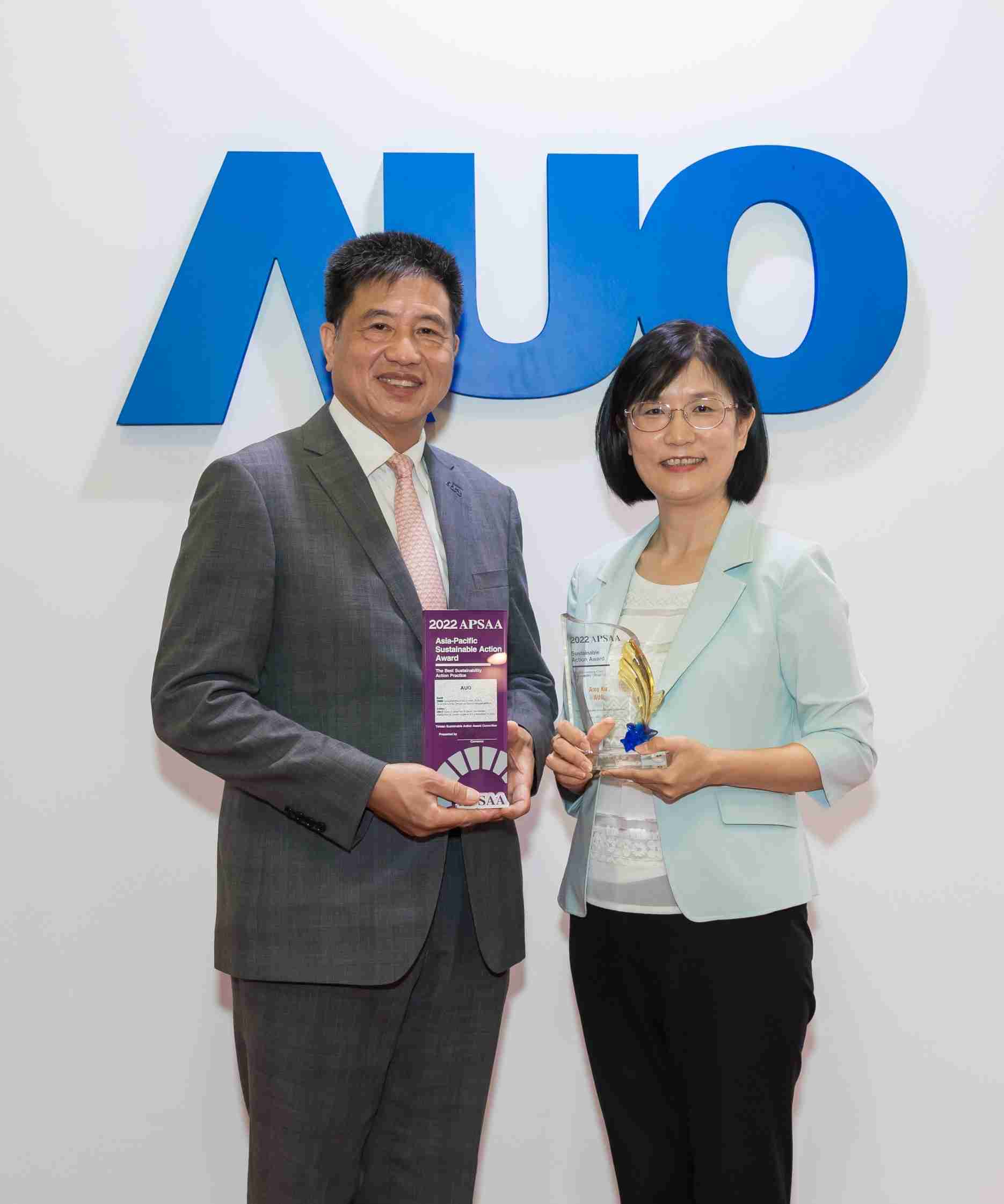 2468BET长期垫筑永续远景的基石，，，透过ESG暨气候委员会逐步实践永续策略蓝图。。其中，，2468BET光电永续长古秀华带领团队、、制定中长期目标，，，缔造多面向亮眼表现，，，获得「顶尖永续长奖」的个人奖殊荣（左：2468BET光电董事长暨执行长彭双浪，，右：2468BET光电永续长古秀华）