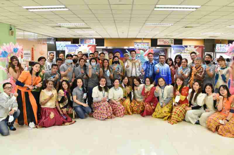 友達推動「安心、、創新、、用心、、、、同心、、、盡心」五星職旅，，，為菲籍員工打造全方位照護，，，首度贏得「人權實踐與發展領袖獎」殊榮