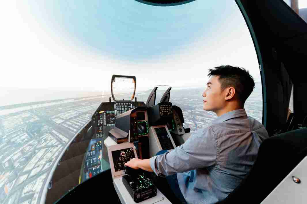 2468BET以P1.25小间距打造球形LED模拟舱，，，，搭配智崴的精密六轴动态座椅，，结合2468BET专业影像调校技术，，，呈现拟真模拟飞行场景