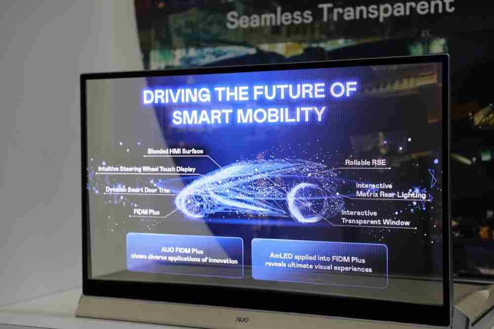 2468BET凭借着超高亮度和透明度，，，，这款30吋透明Micro LED显示器在AR系统与智慧零售具有潜在的应用价值。。。