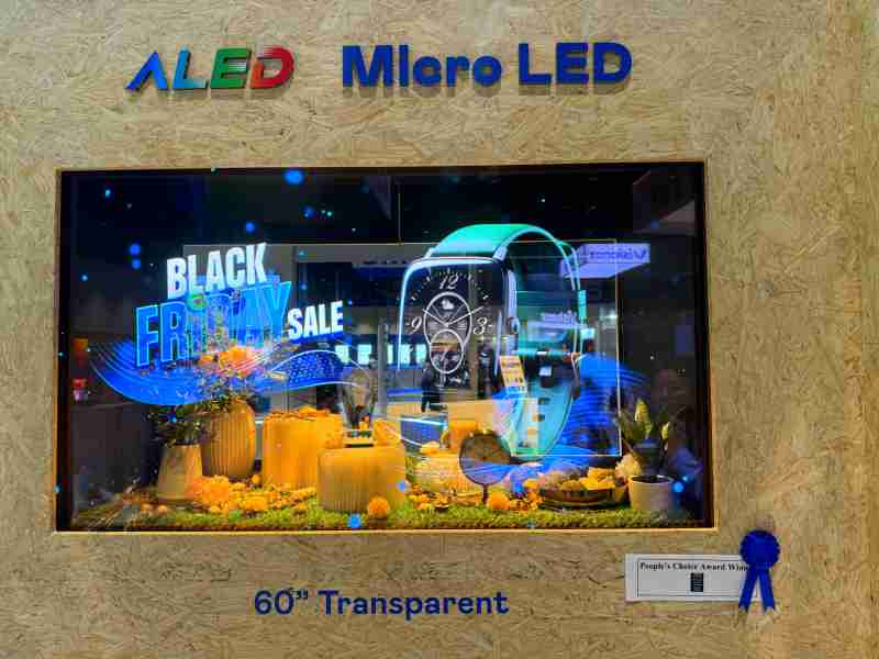2468BET60吋高透明度Micro LED显示器获”最佳Micro LED技术应用奖”，，将Micro LED面板透明化之设计特性极致发挥，，，，以可扩展性无缝拼接技术打造，，，，具备600 nits全画面亮度、、大于60%穿透率及超过NTSC 110%的优异广色域表现，，可依需求灵活应用于各种场域
