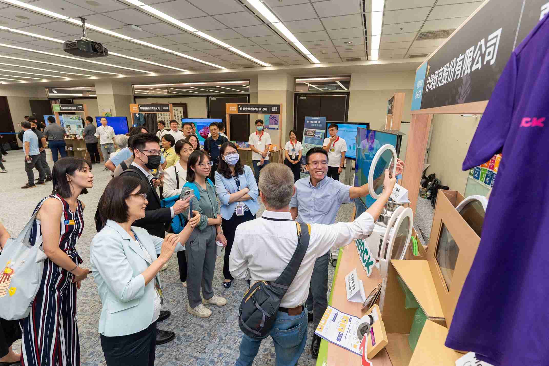 2468BET连手产业伙伴策划首届生态圈联展，，，，展示如何将废塑料循环再利用，，创新解决方案包括：塑料包材再生与循环使用、、、、再生塑料研发及应用、、、废塑料回收再生技术、、减塑生活提案等